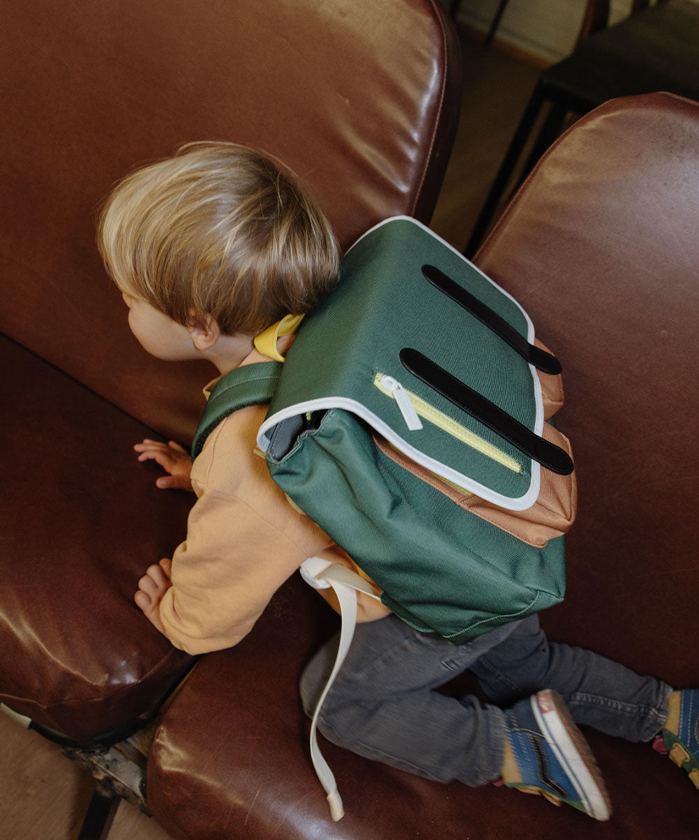 Cartable enfant vert fermeture éclair jaune sangles noires Hello Hossy