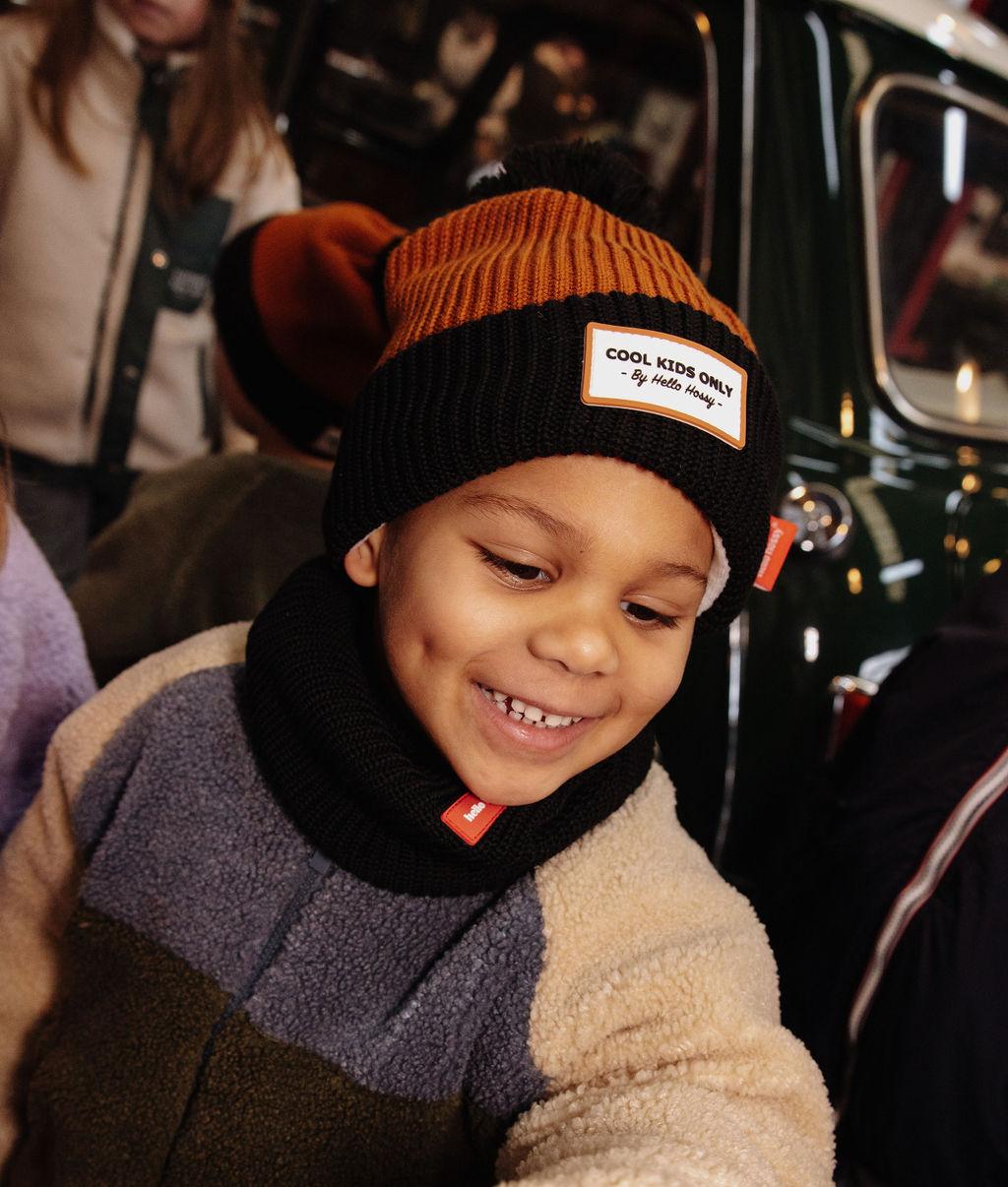 Enfant avec bonnet Color Block Blacky – look décontracté – Hello Hossy