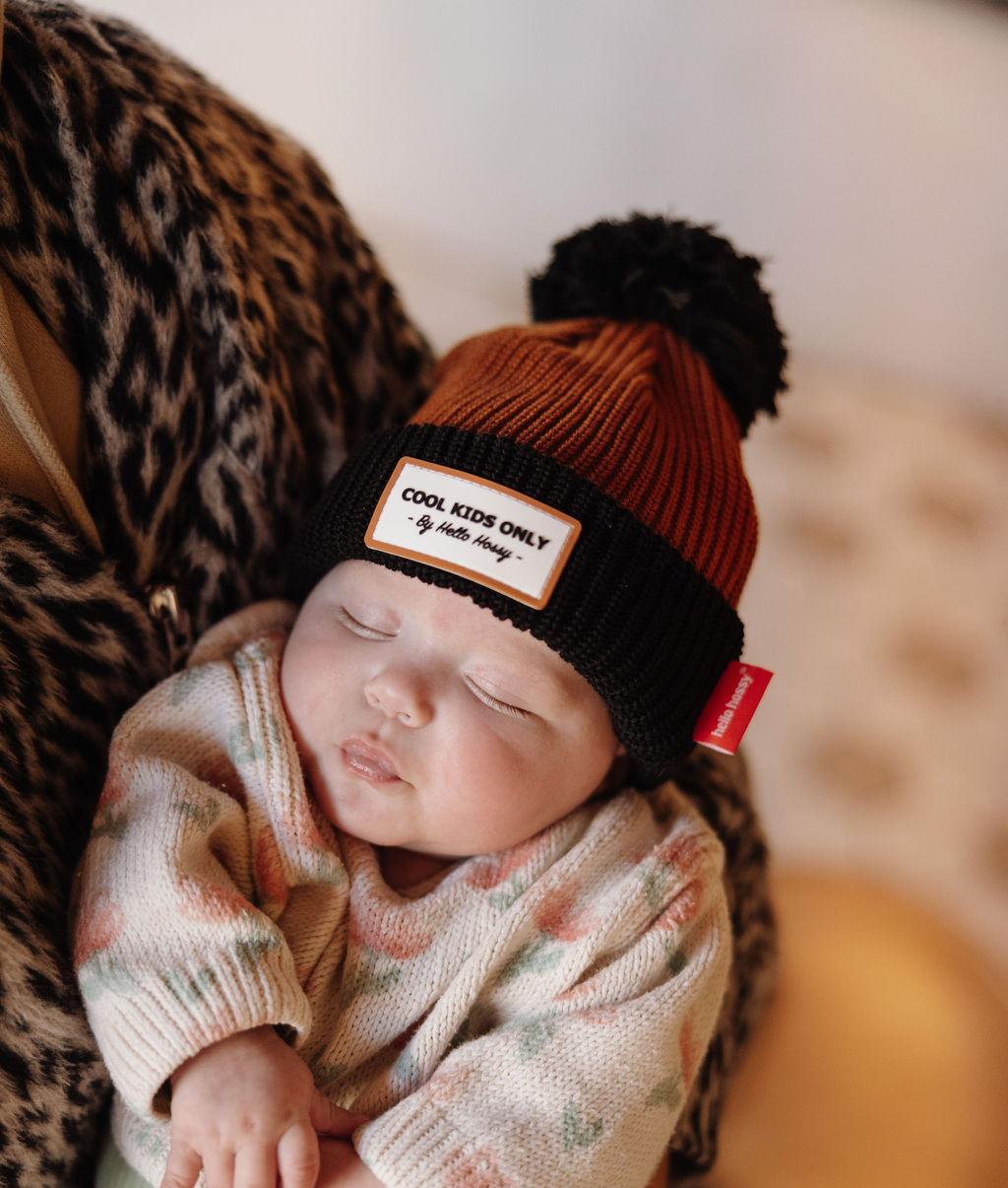 Bébé portant le bonnet avec pompon Color Block Blacky - vue plongée - Hello Hossy