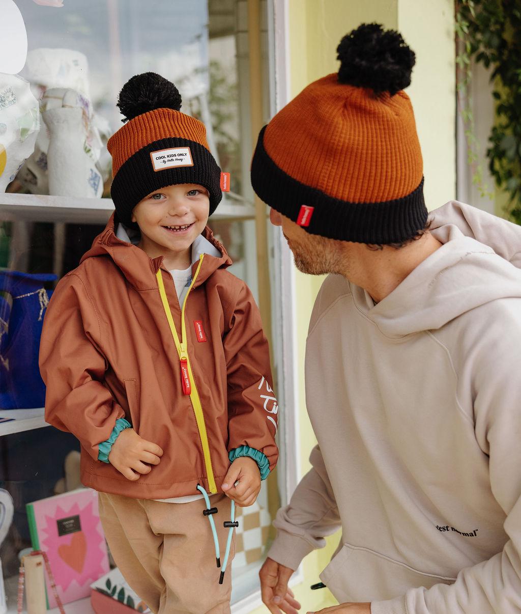 PĂšre et fils portant le bonnet avec pompon Color Block Blacky - vue de face - Hello Hossy
