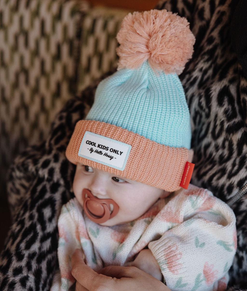 Bébé portant le bonnet avec pompon Color Block Candy – vue de 3/4 – Hello Hossy