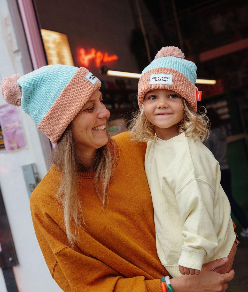 Duo mère-fille portant le bonnet avec pompon Color Block Candy – photo lifestyle – Hello Hossy