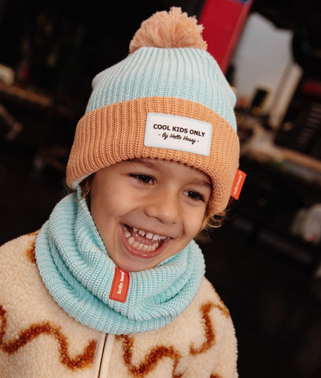 Bonnet en maille Color Block Candy porté par un garçon – vue 3/4 – photo lifestyle – Hello Hossy