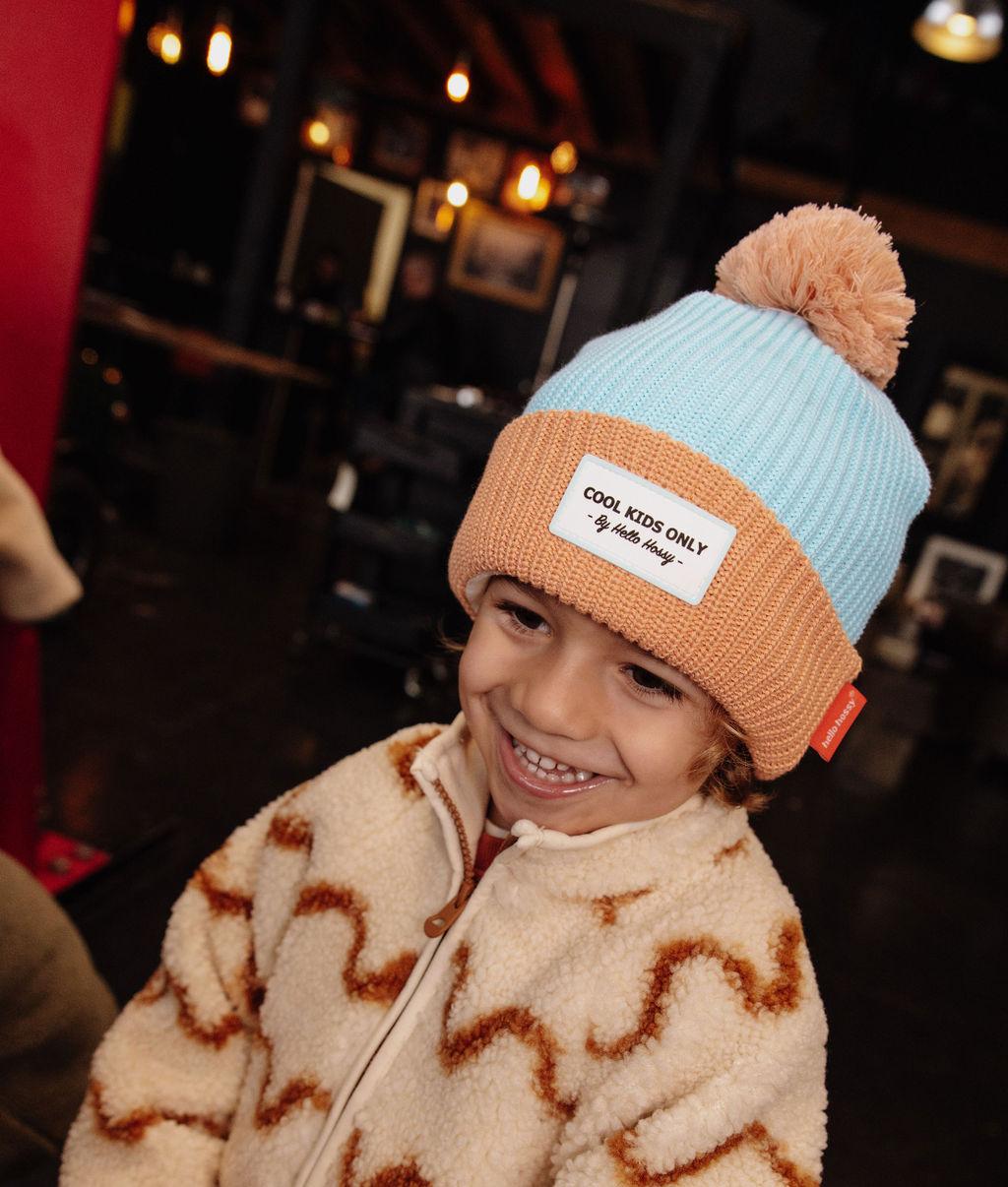 Garçon portant le bonnet avec pompon Color Block Candy – photo lifestyle – Hello Hossy