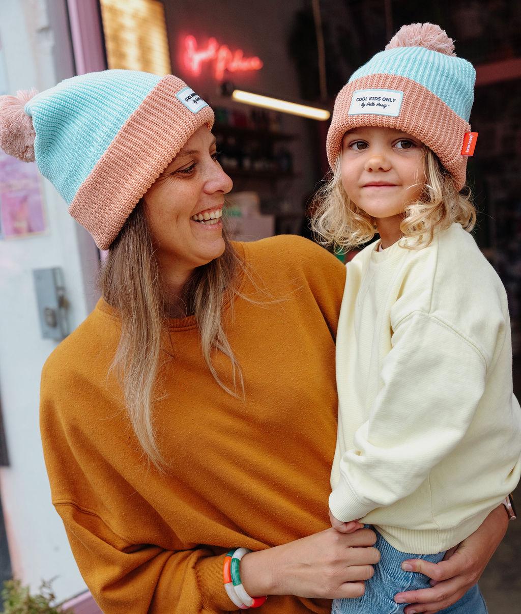 Bonnet Color Block Candy porté en duo mère-fille – photo lifestyle – Hello Hossy