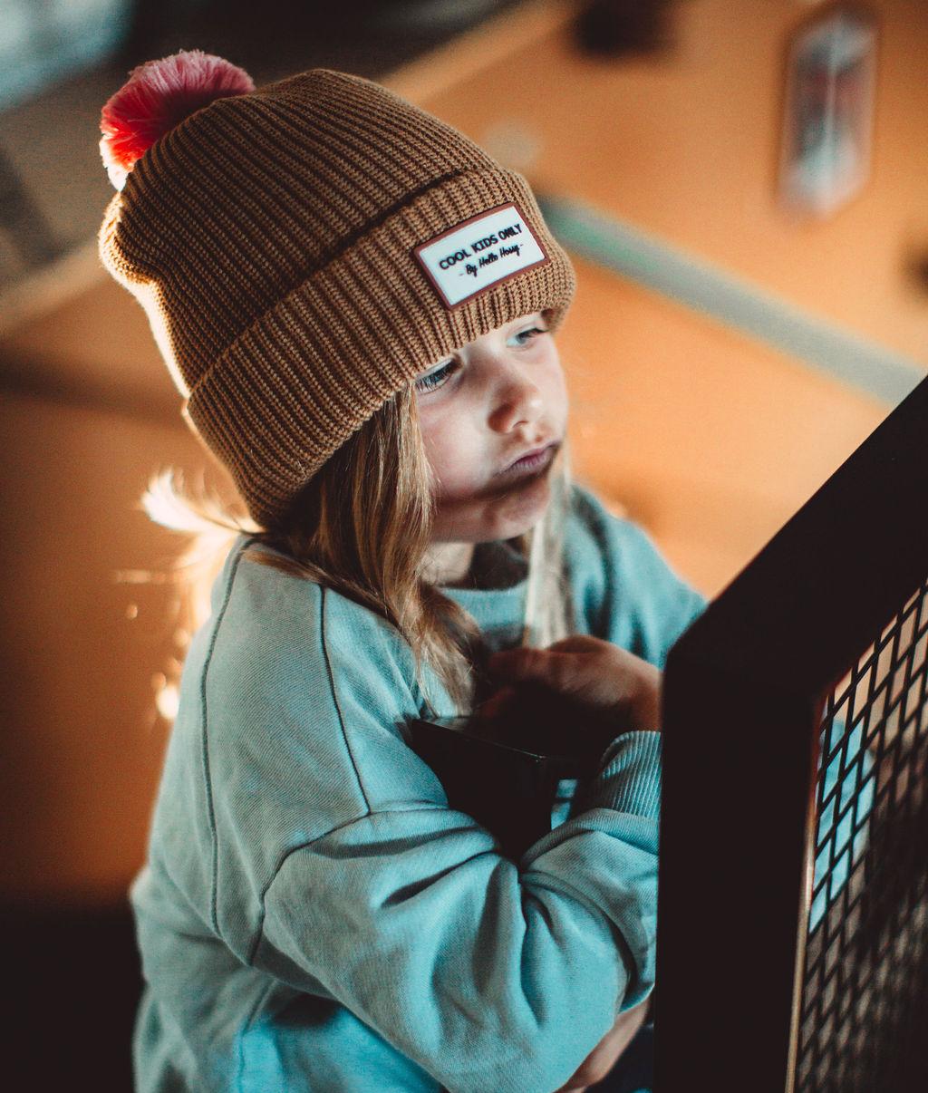 Fille portant le bonnet avec pompon Color Block Macaroon – photo lifestyle – Hello Hossy
