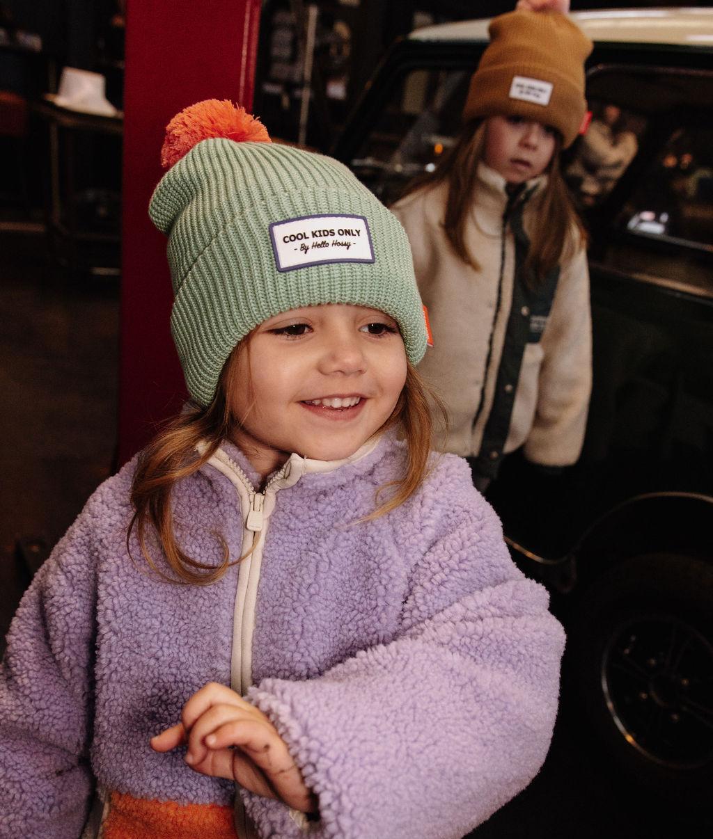 Fille avec bonnet en maille Color Block Santa - vue de 3/4 - Hello Hossy