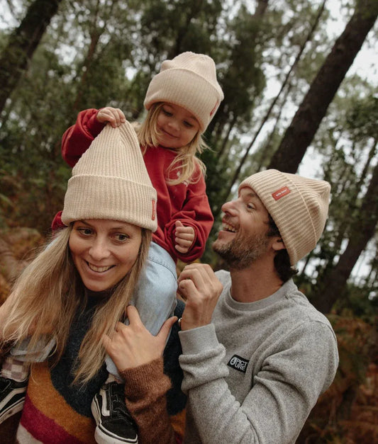 Famille portant le bonnet en maille uni Flow Creamy - photo lifestyle - Hello Hossy