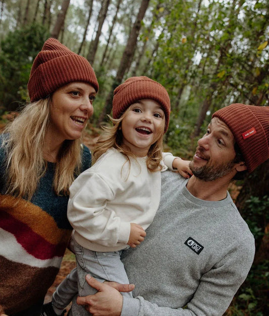 Famille portant le bonnet en maille uni Flow Nut - photo lifestyle - Hello Hossy
