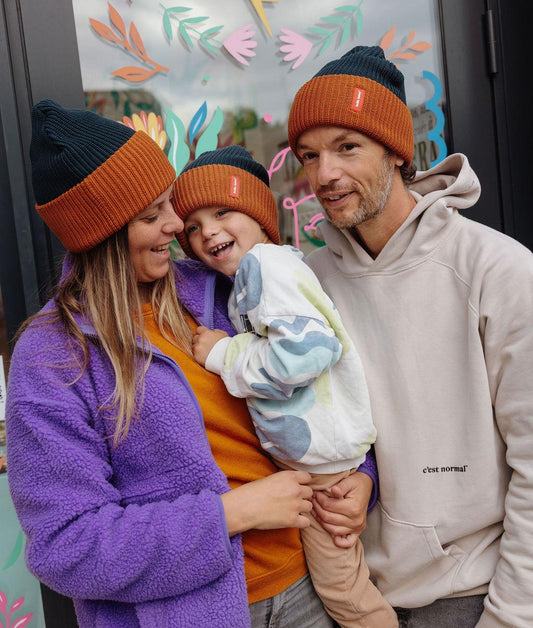Bonnet en maille à revers large Flow Polo porté en famille, deux adultes et un enfant - photo lifestyle - Hello Hossy