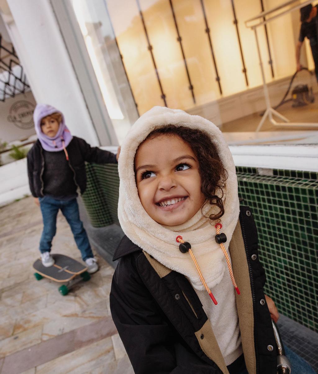 Fille portant la cagoule Warmy Cream – photo lifestyle – Hello Hossy