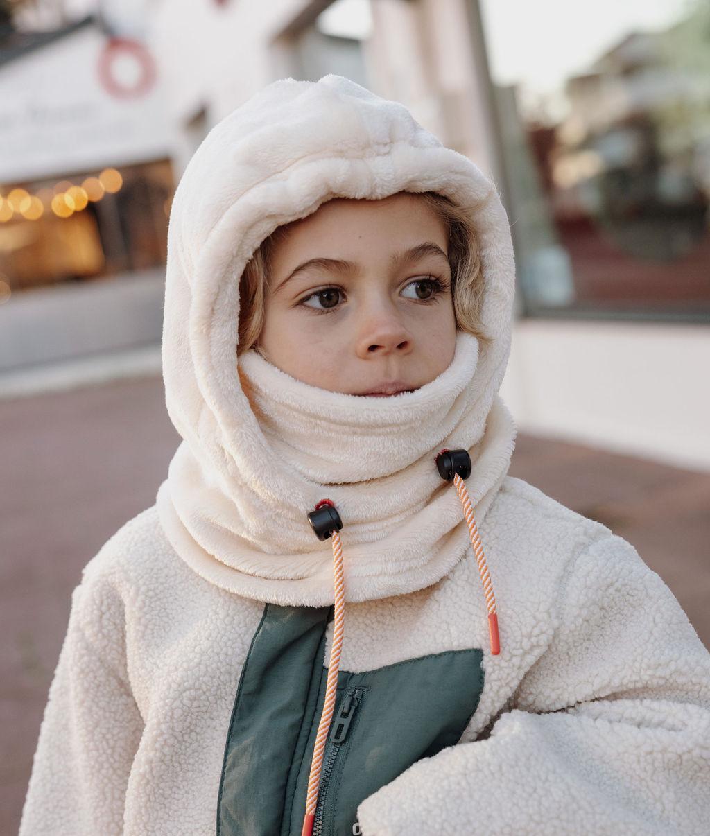 Garçon avec cagoule en polaire beige Warmy Cream – vue de 3/4 – Hello Hossy