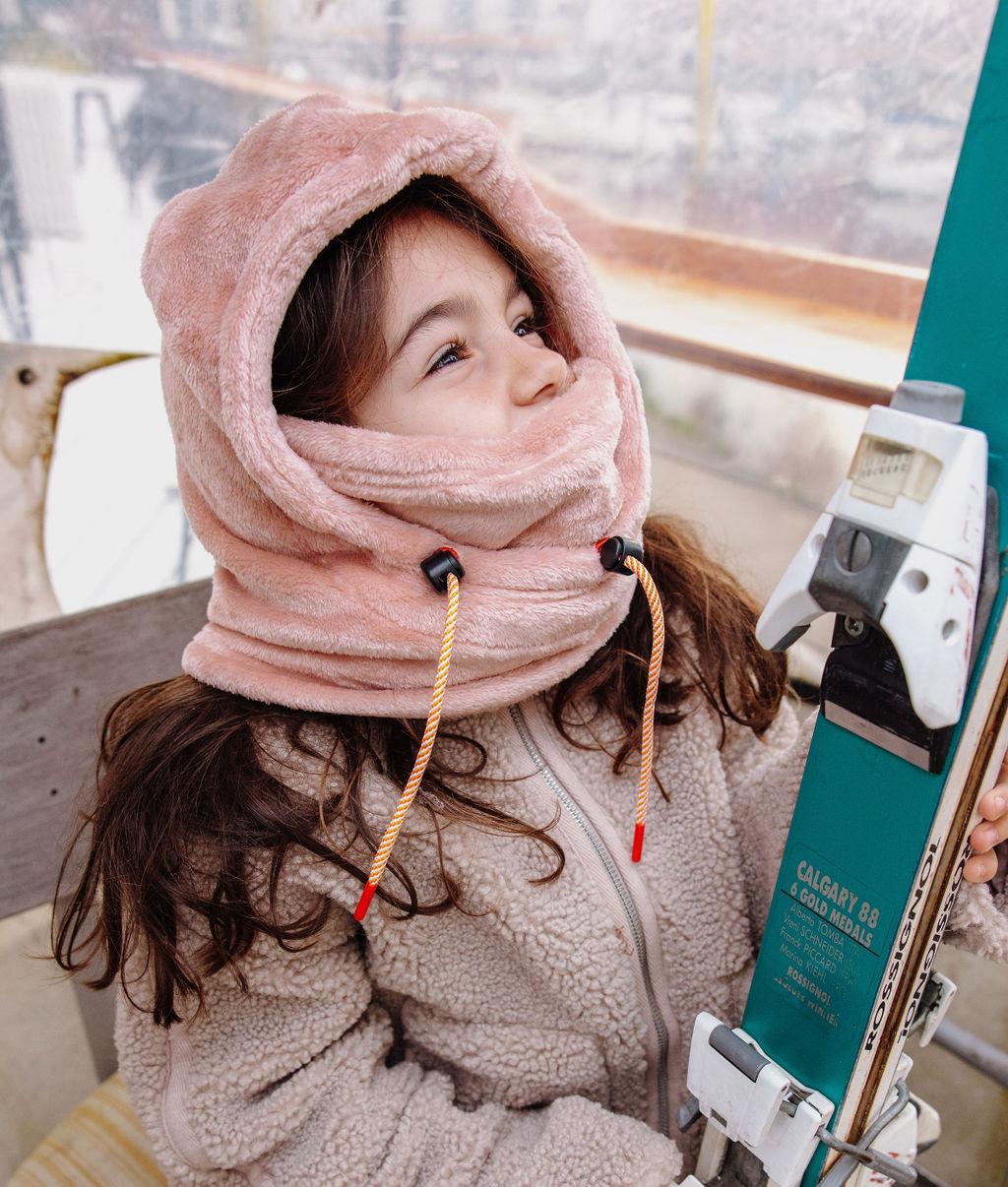 Cagoule en polaire Warmy Pink portée par une fille – look ski – Hello Hossy
