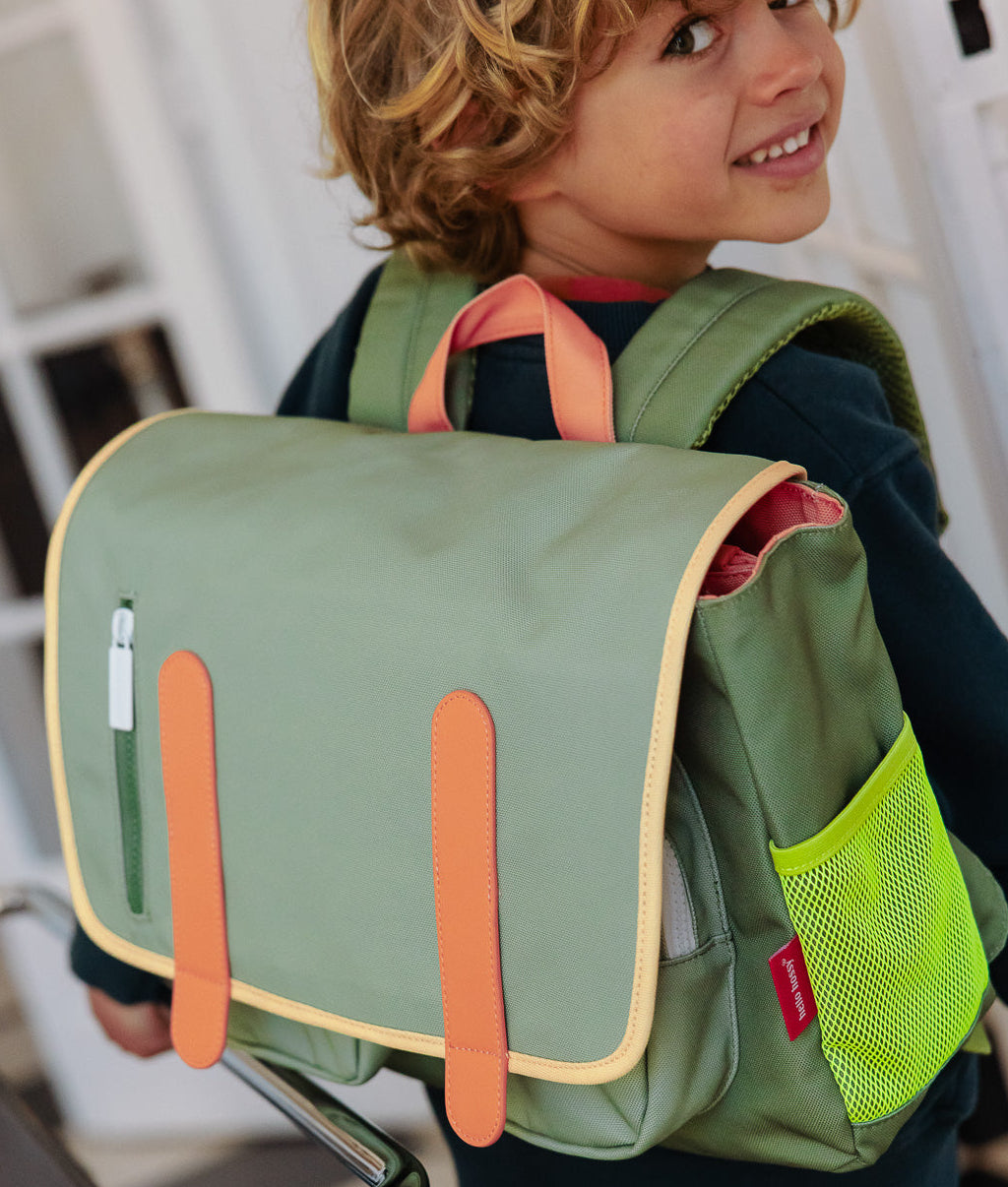 Cartable enfant vert détails orange poche jaune fluo Hello Hossy