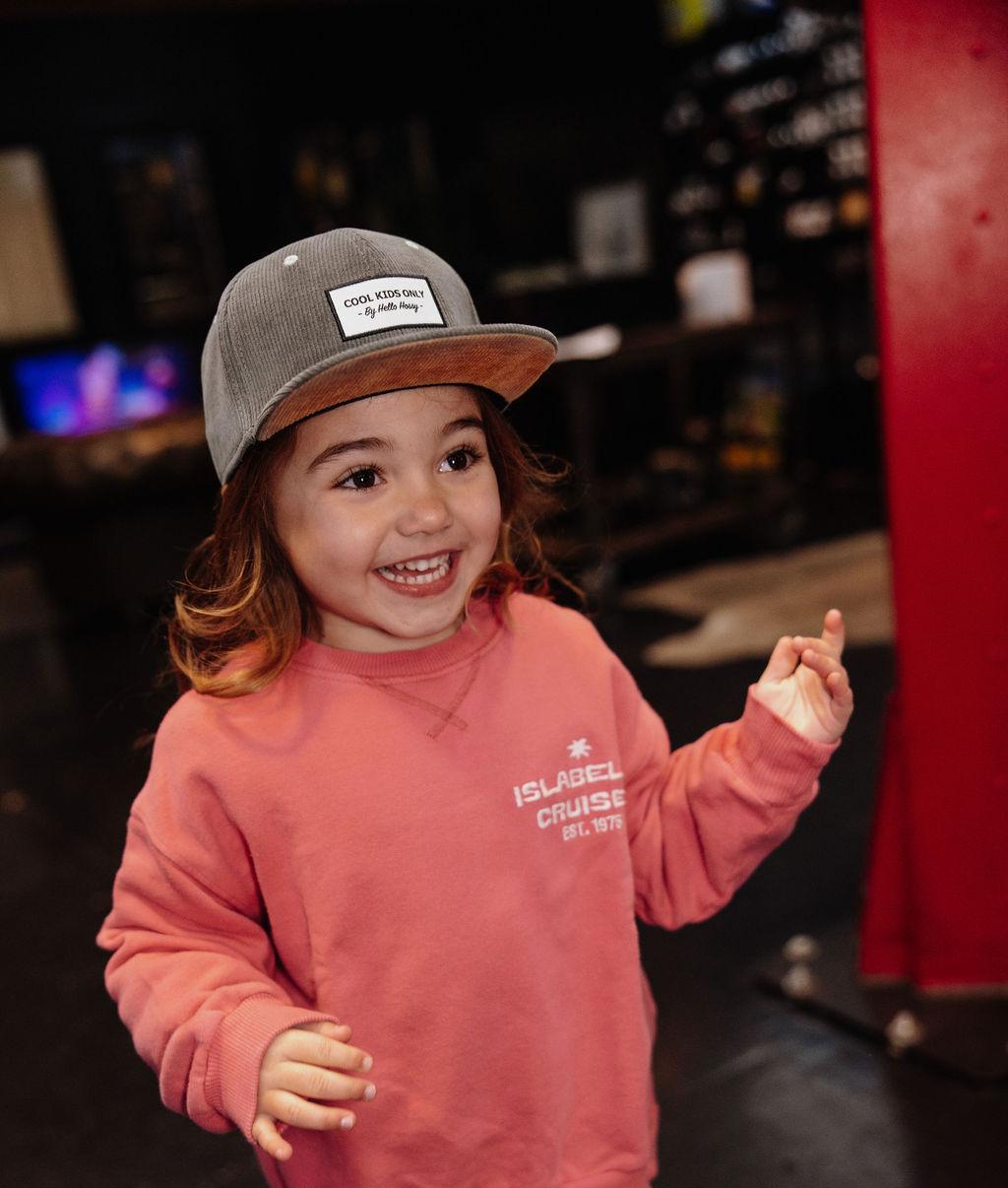 Fille avec casquette velours grise Sweet Berry – look sport – Hello Hossy