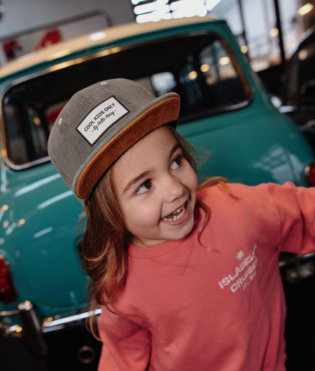 Enfant avec casquette velours grise Sweet Berry – look décontracté – vue de face – Hello Hossy