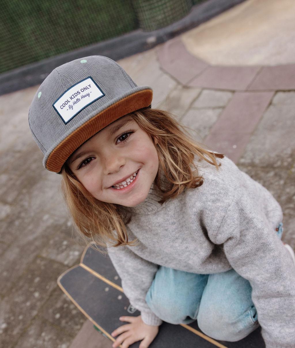 Casquette velours grise Sweet Berry portée par un enfant – vue de face – Hello Hossy