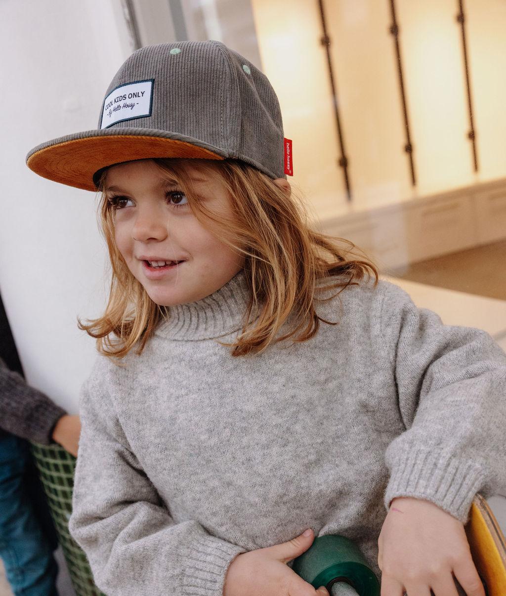 Casquette velours grise Sweet Berry portée par une fille – vue de 3/4 – photo lifestyle – Hello Hossy