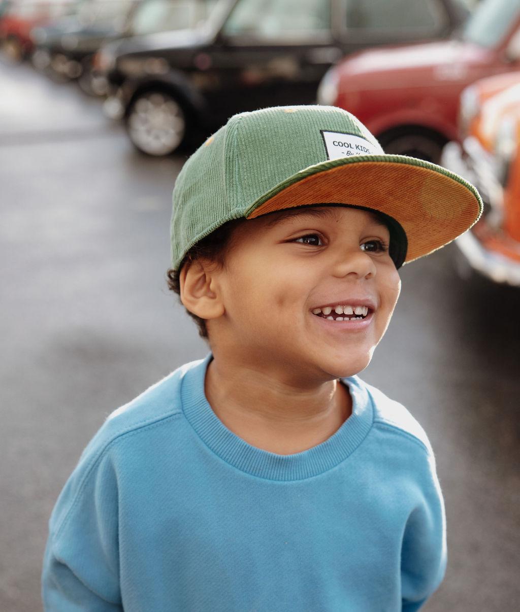 Garçon portant la casquette velours verte Sweet Kiwi – photo lifestyle – Hello Hossy