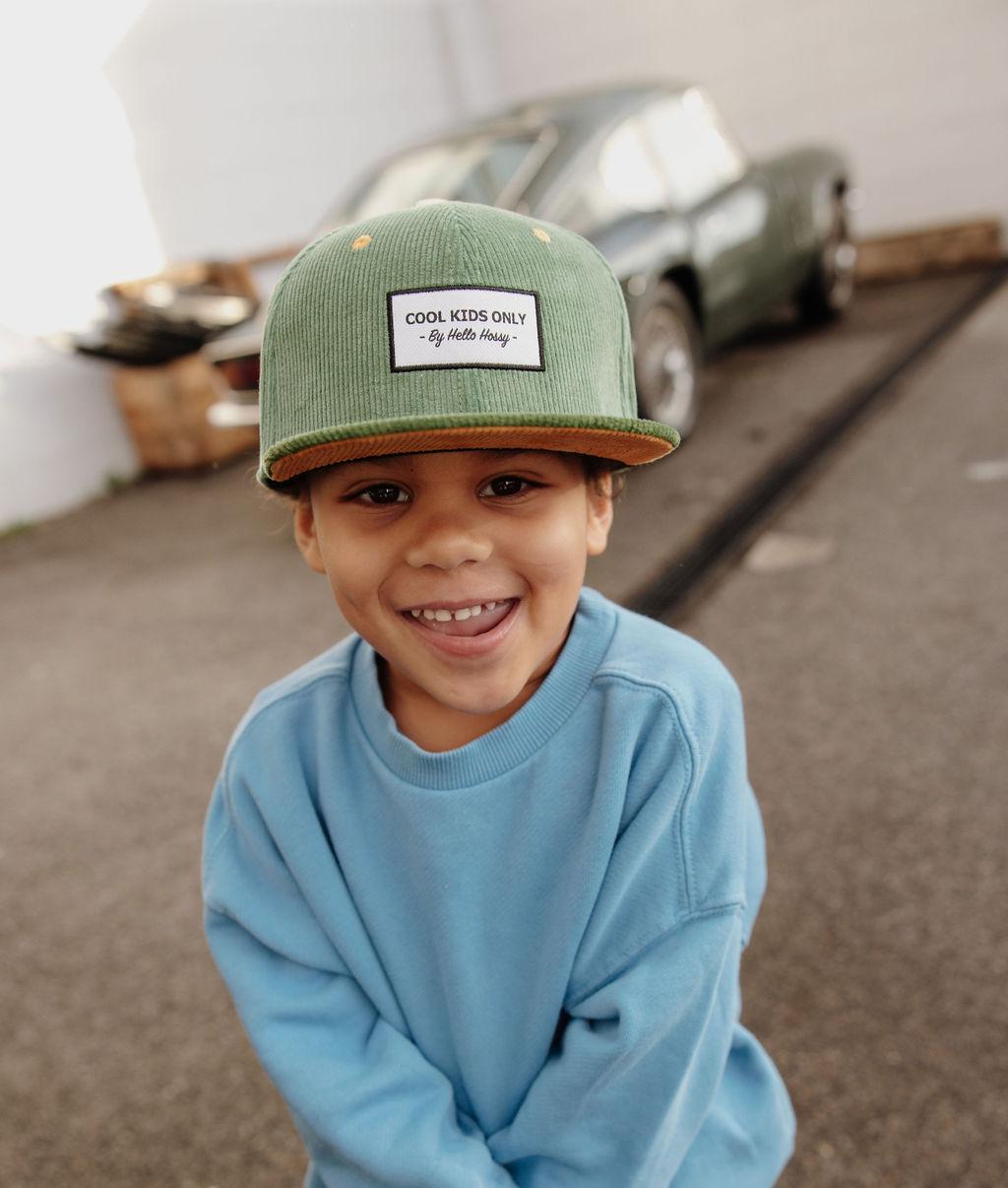 Casquette velours verte Sweet Kiwi portée par un garçon – vue de face – Hello Hossy