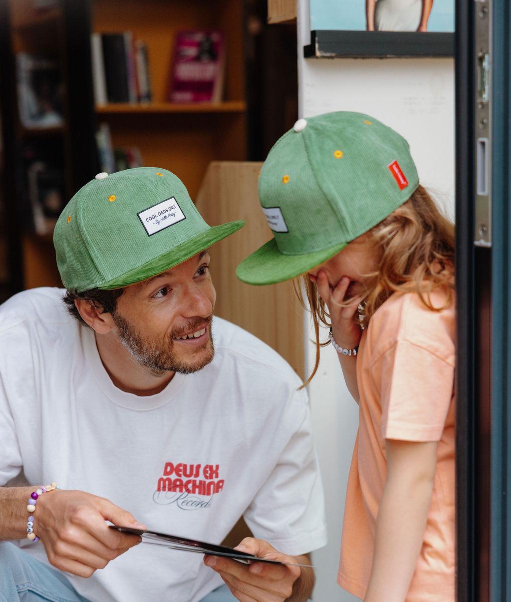 Duo parent-enfant portant la casquette velours verte Sweet Kiwi – Hello Hossy
