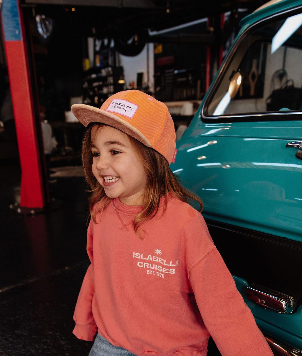 Enfant portant la casquette velours orange Sweet Mandarine – vue de profil gauche – Hello Hossy