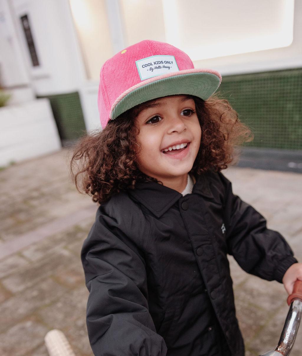Fille portant la casquette velours rose Sweet Pitaya – photo lifestyle – Hello Hossy