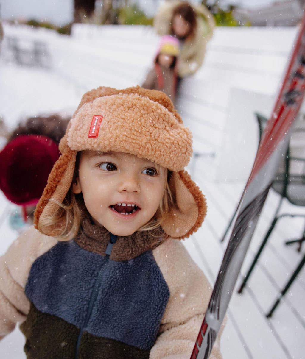 Enfant avec la chapka polaire Cozy Sven – vue du dessus – Hello Hossy