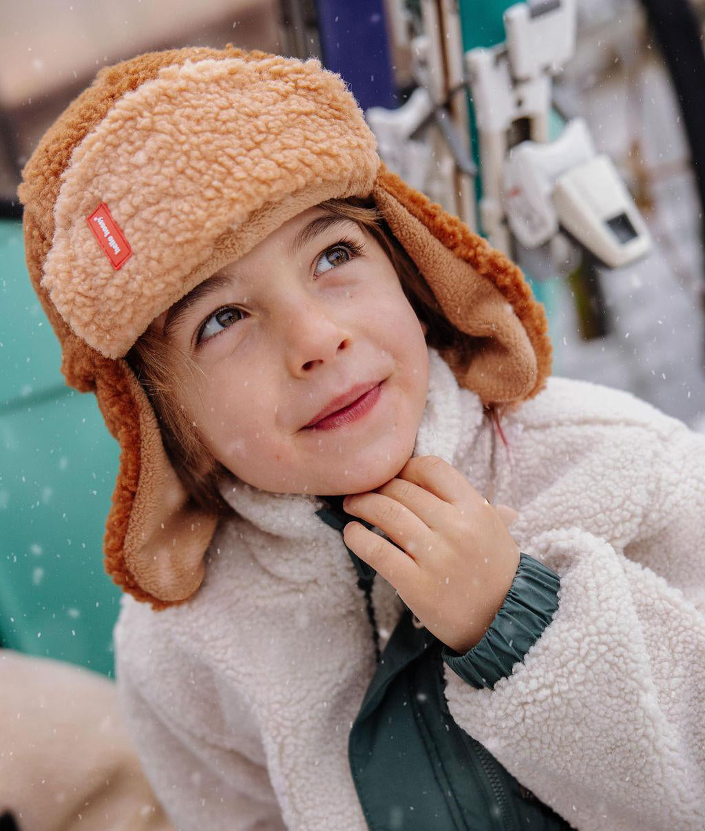 Chapka bicolore en polaire Cozy Sven portée par un garçon - photo lifestyle - Hello Hossy
