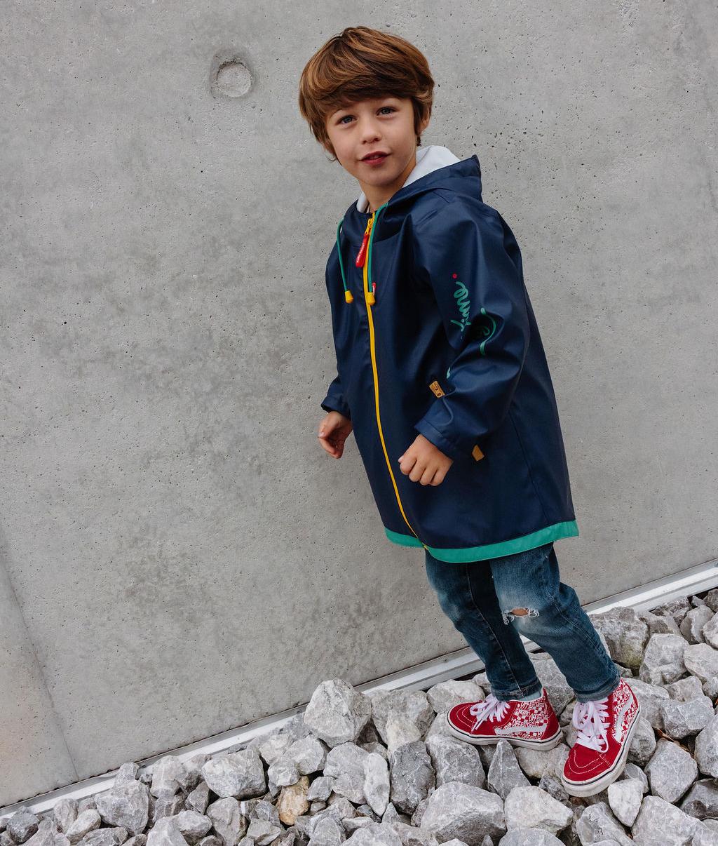 Ciré de pluie imperméable Night porté par un garçon - vue de 3/4 - photo lifestyle – Hello Hossy