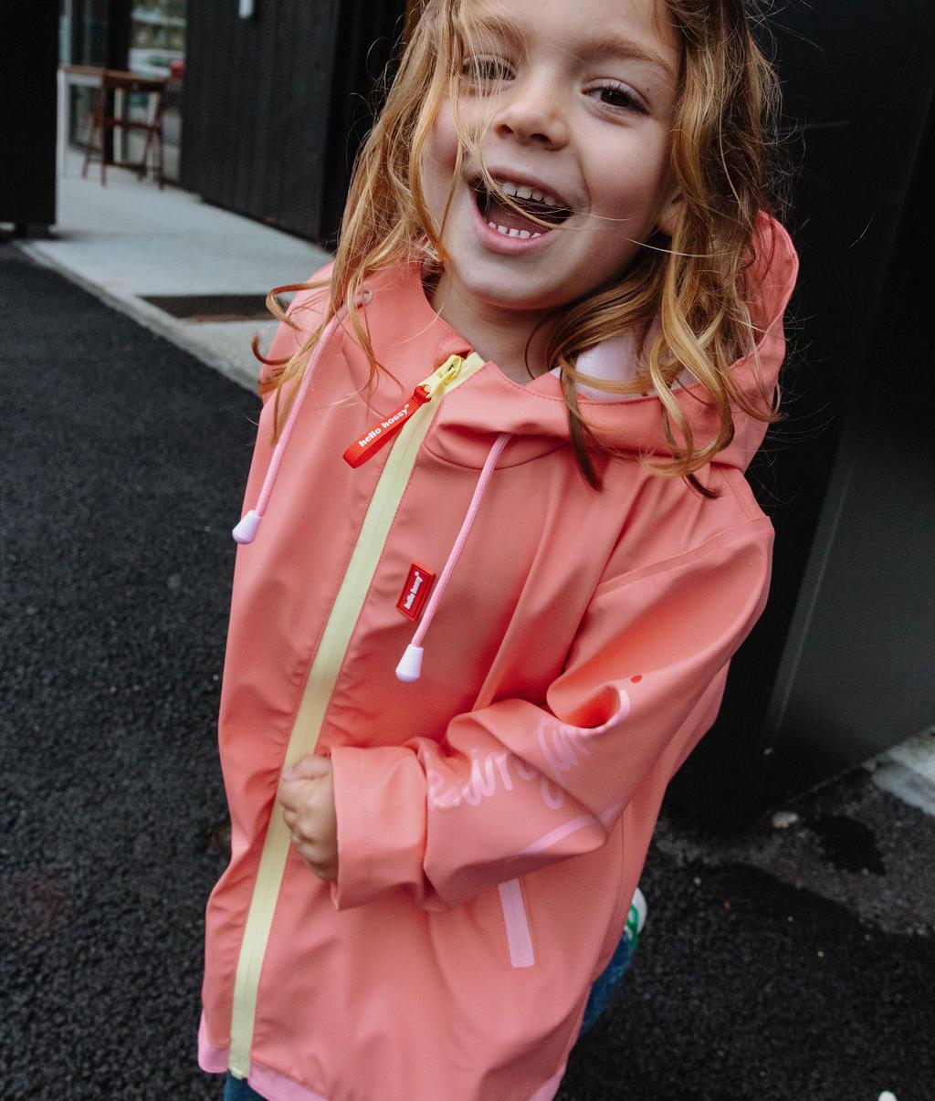 Ciré de pluie imperméable Pink porté par une fille - vue de 3/4 - photo lifestyle – Hello Hossy
