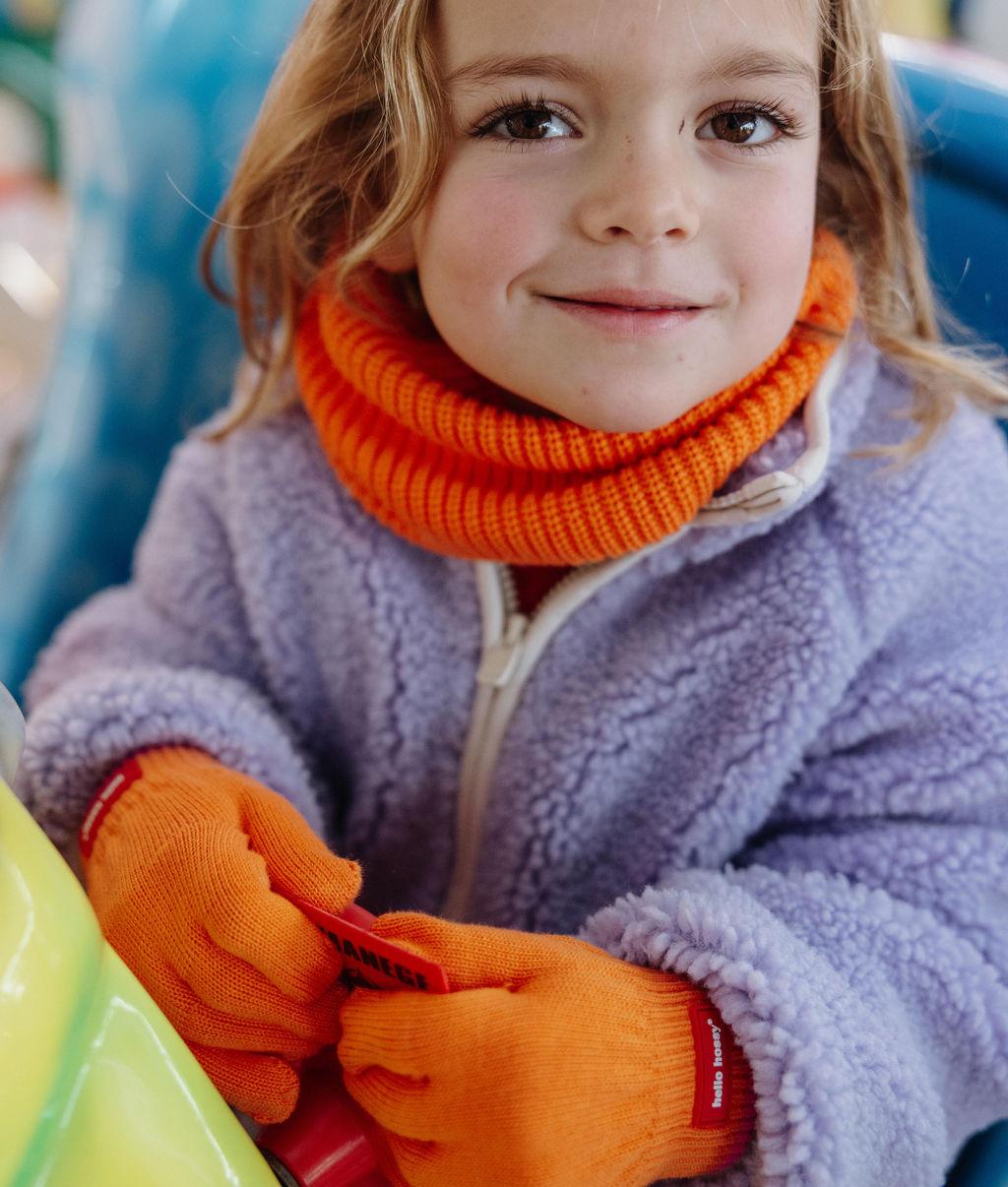 Gants en maille bicolore Handy Indie portés par une fille – photo lifestyle – Hello Hossy