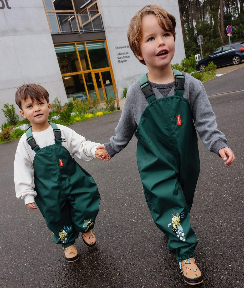 Deux garçons portant le pantalon de pluie avec bretelles Captain - photo lifestyle - Hello Hossy