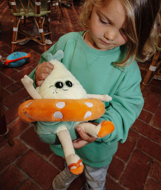 Fille tenant la peluche Lemon Splash en forme de citron avec lunettes et bouée orange dans ses mains - vue de face - Hello Hossy