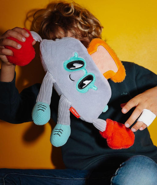 Enfant assis avec la peluche en forme de grille-pain avec gants de boxe Punchy Toast dans ses mains - photo lifestyle - Hello Hossy