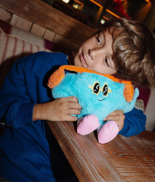 Garçon posant sa tête sur la peluche douce Rock N Cloud en forme de nuage - vue de face - Hello Hossy