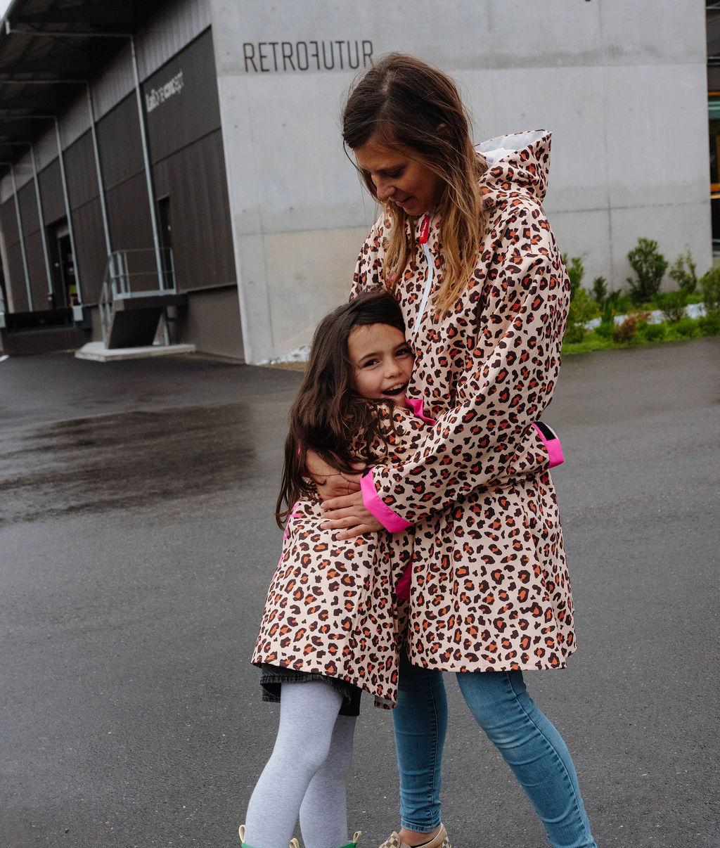 Duo maman-enfant avec le poncho de pluie imperméable imprimé Léopard avec capuche - photo lifestyle - Hello Hossy