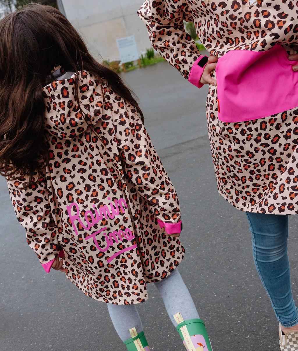 Mère et fille portant le poncho de pluie imperméable avec capuche Léopard – vue de dos – Hello Hossy