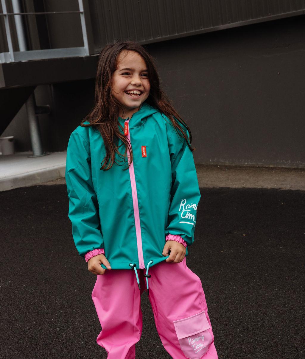 Fille avec la veste de pluie avec capuche Ali - vue de face - photo lifestyle - Hello Hossy