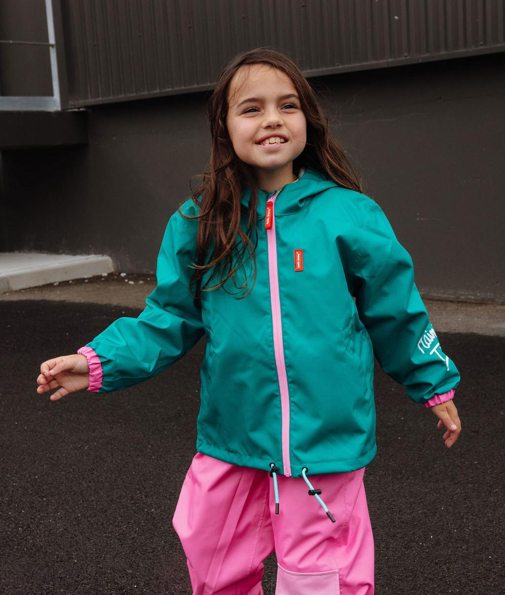 Veste de pluie imperméable avec capuche Ali portée par une fille - photo lifestyle - Hello Hossy