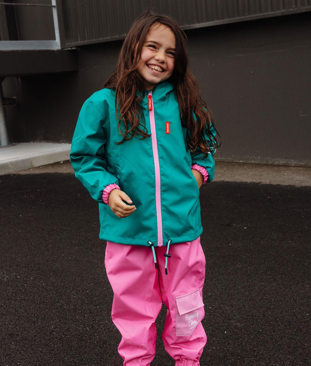 Fille portant la veste de pluie imperméable avec capuche Ali – vue de 3/4 – Hello Hossy