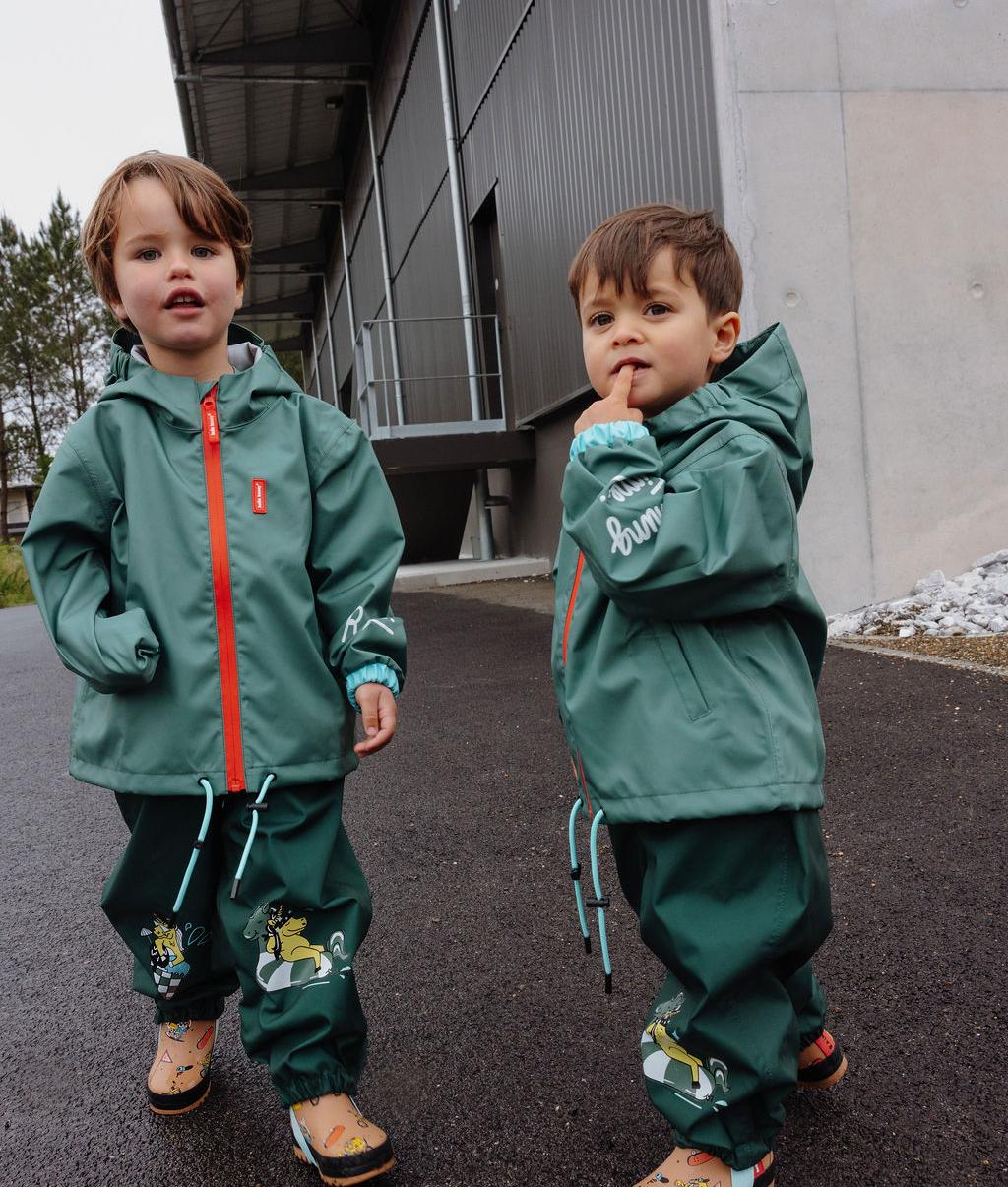 Veste de pluie imperméable Captain portée par deux garçons - photo lifestyle - Hello Hossy