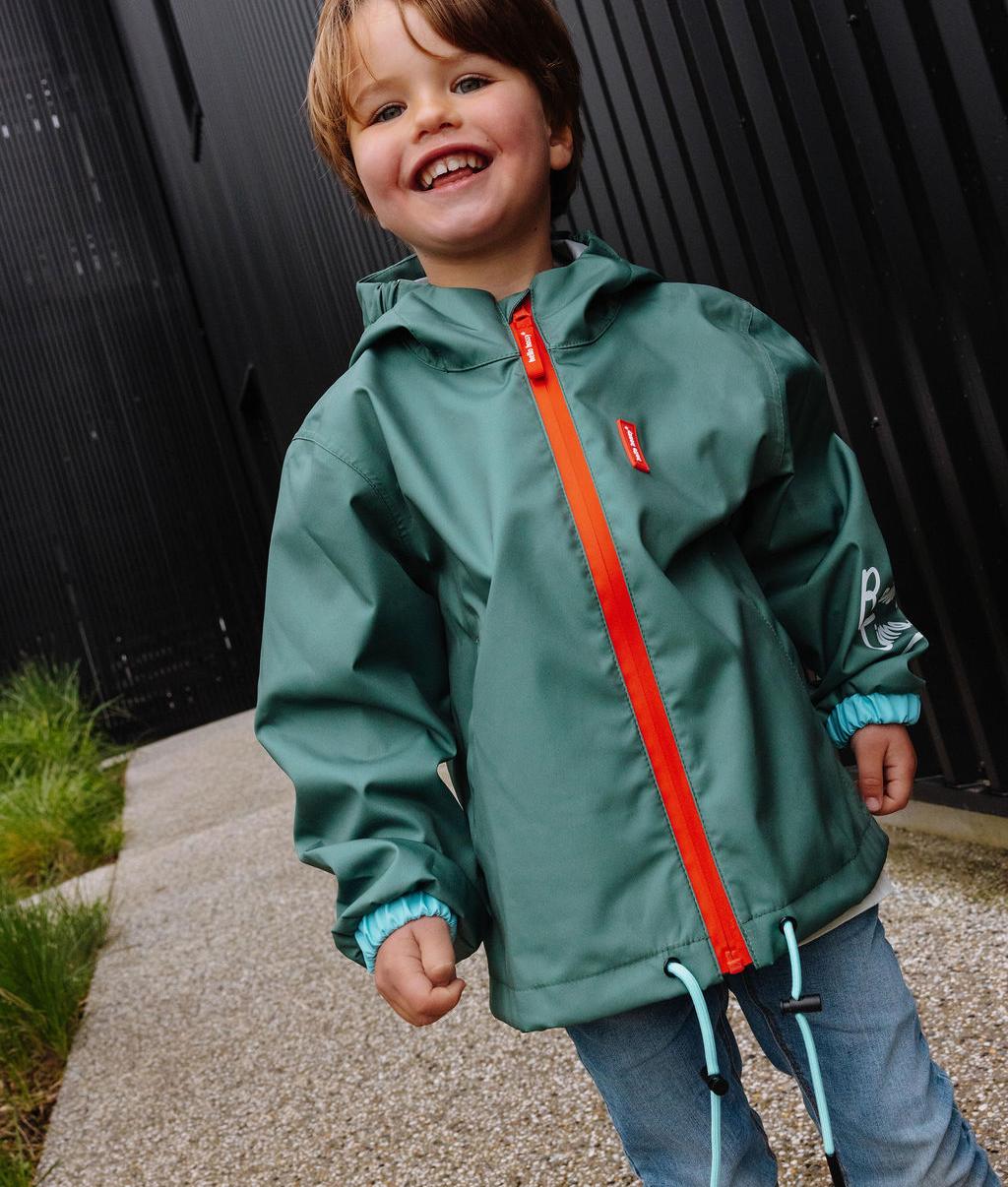 Veste de pluie imperméable Captain portée par un garçon - vue de face - photo lifestyle – Hello Hossy