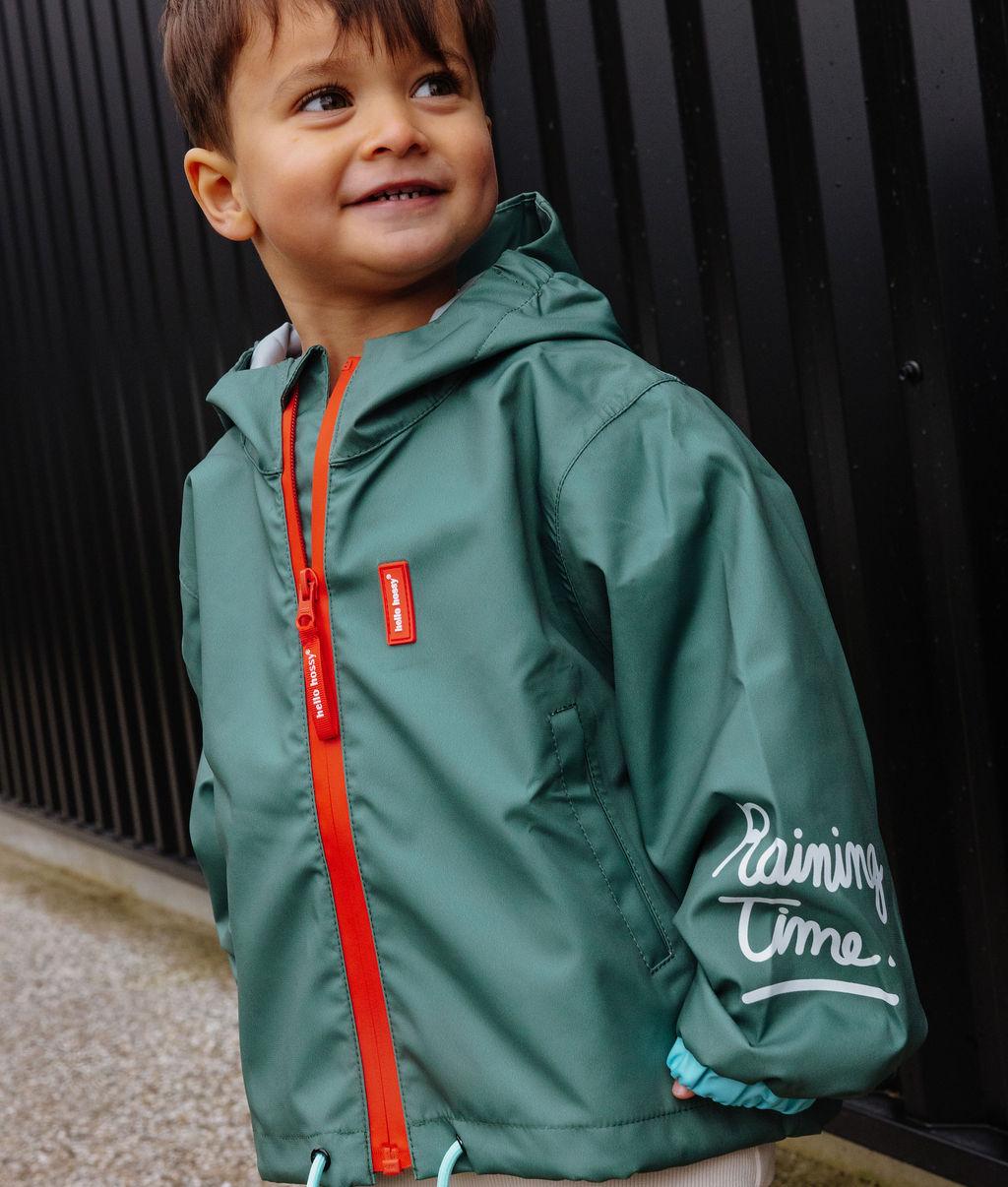 Veste de pluie imperméable avec capuche Captain portée par un garçon - vue de 3/4 - photo lifestyle - Hello Hossy