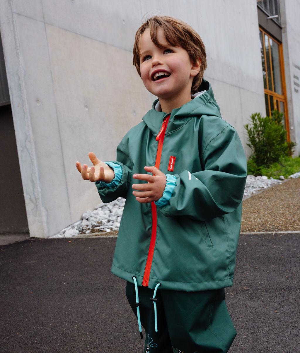 Garçon avec la veste de pluie avec capuche Captain - photo lifestyle - Hello Hossy