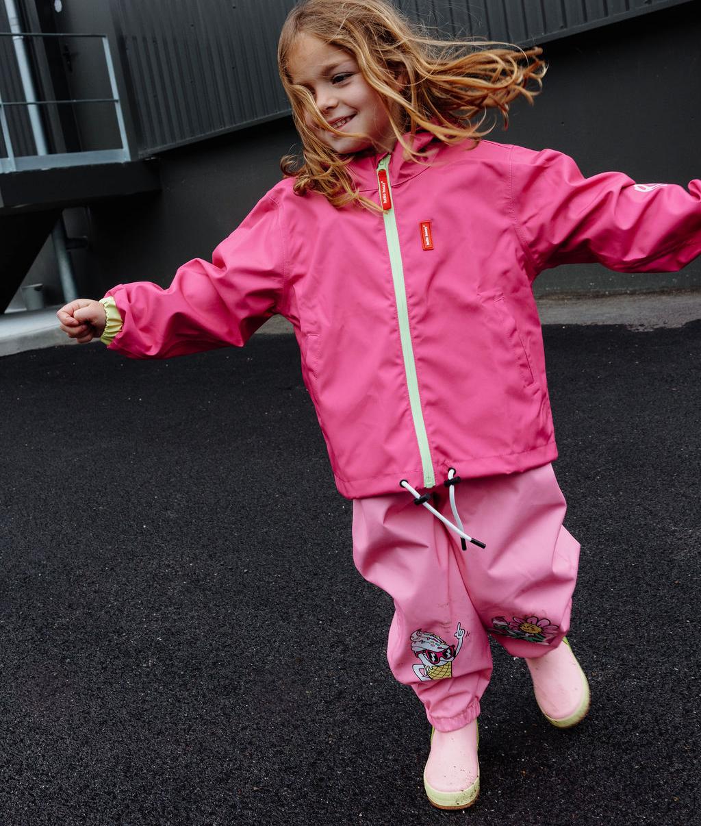 Veste de pluie imperméable Pitaya portée par une fille - vue de face - photo lifestyle – Hello Hossy