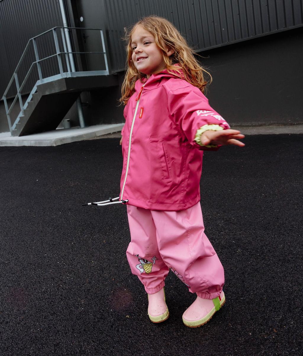 Fille avec la veste de pluie avec capuche Pitaya - photo lifestyle - Hello Hossy
