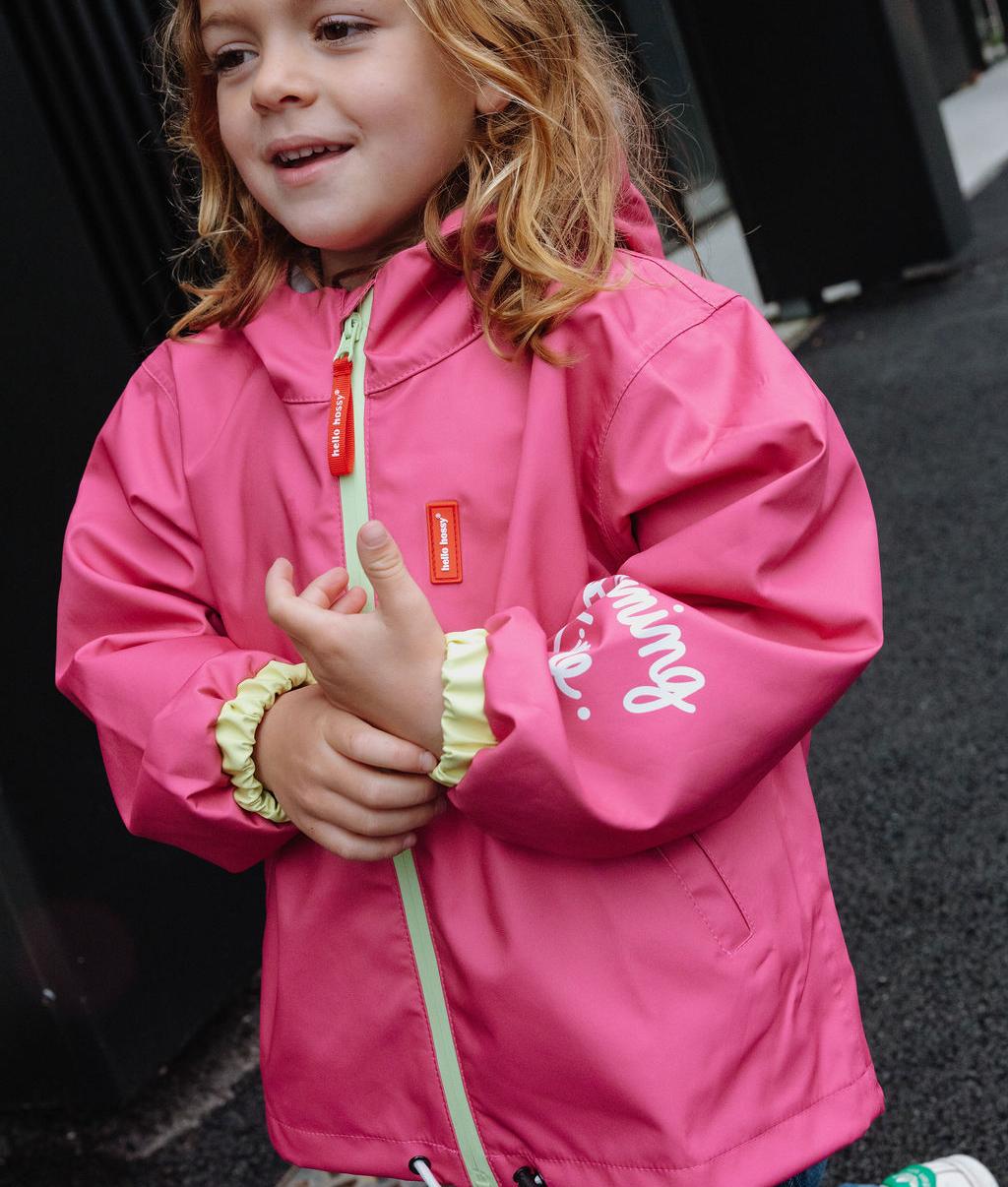 Veste de pluie imperméable avec capuche Pitaya portée par une fille - vue de 3/4 - photo lifestyle - Hello Hossy