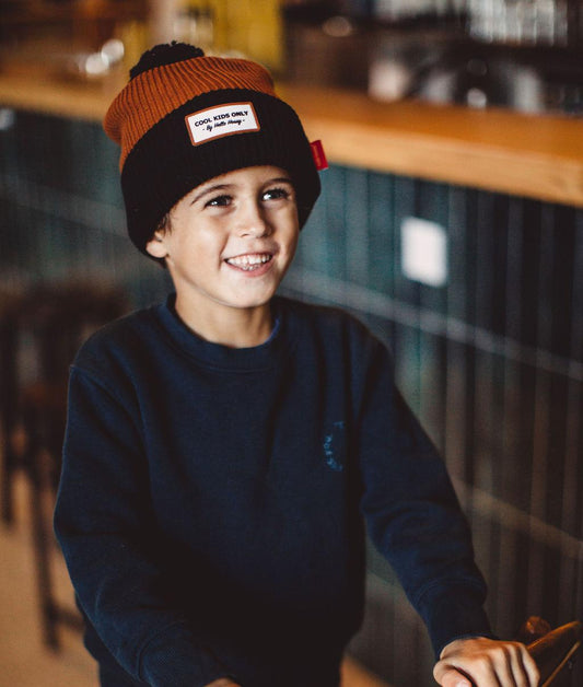 Bonnet en maille Color Block Blacky porté par un garçon – vue de 3/4 – photo lifestyle – Hello Hossy