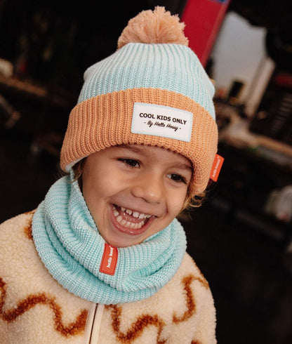 Bonnet en maille Color Block Candy porté par un garçon – vue 3/4 – photo lifestyle – Hello Hossy